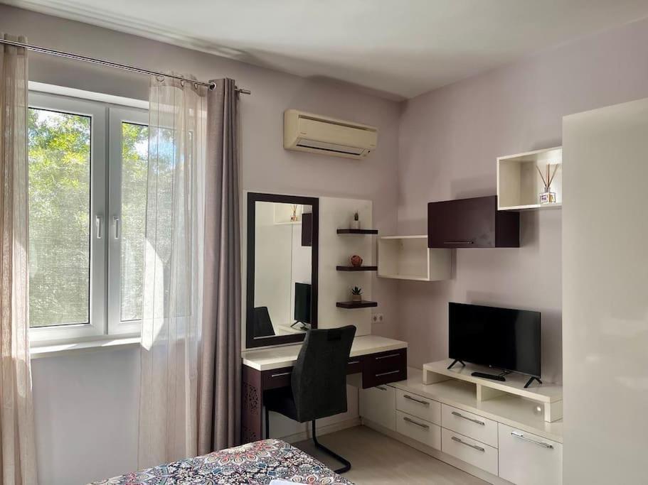 Cozy 2Br Oasis In Central Бургас Экстерьер фото