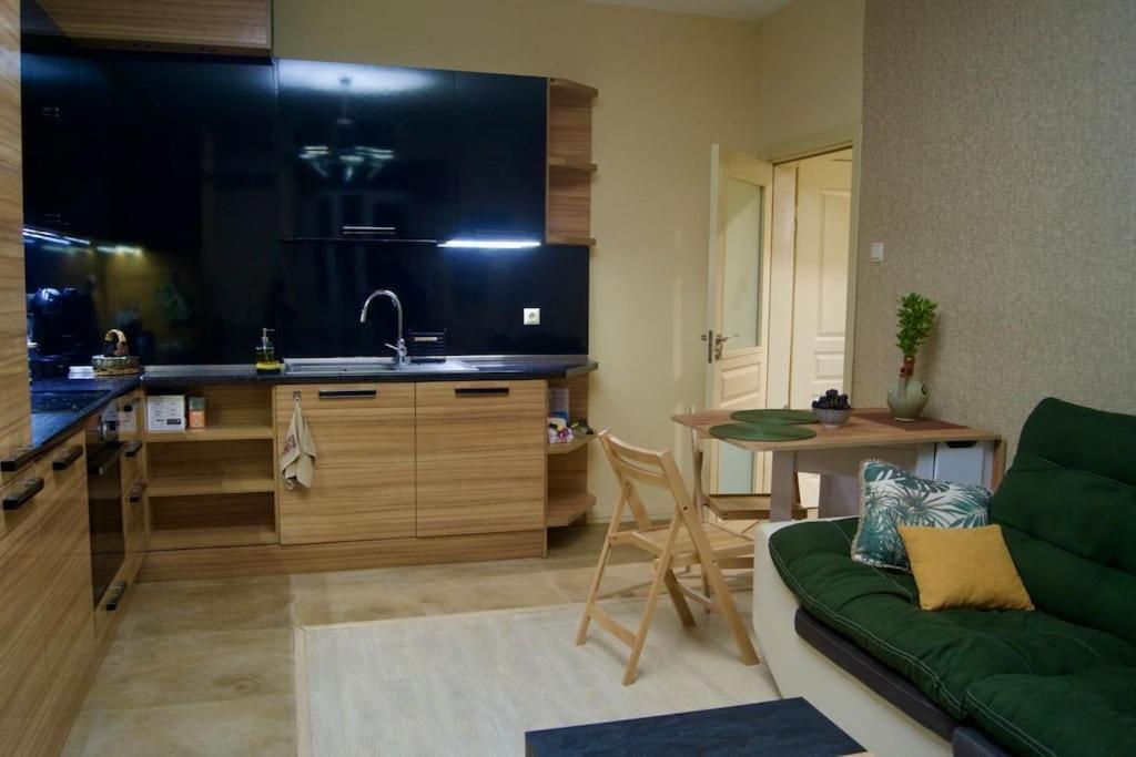 Cozy 2Br Oasis In Central Бургас Экстерьер фото