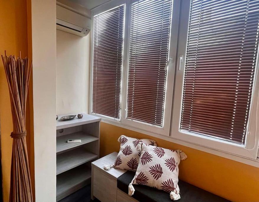 Cozy 2Br Oasis In Central Бургас Экстерьер фото